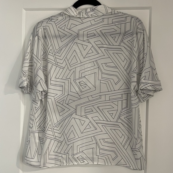 Geometric Lines Blouse - Picture 2 of 3